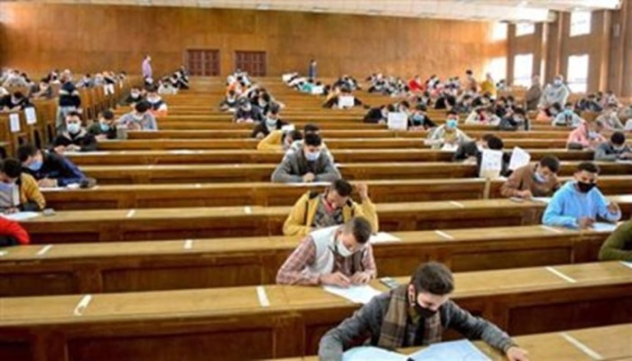 السيسي للطلاب: "اللي يدفع يتعلم واللي معهوش مايلزموش"