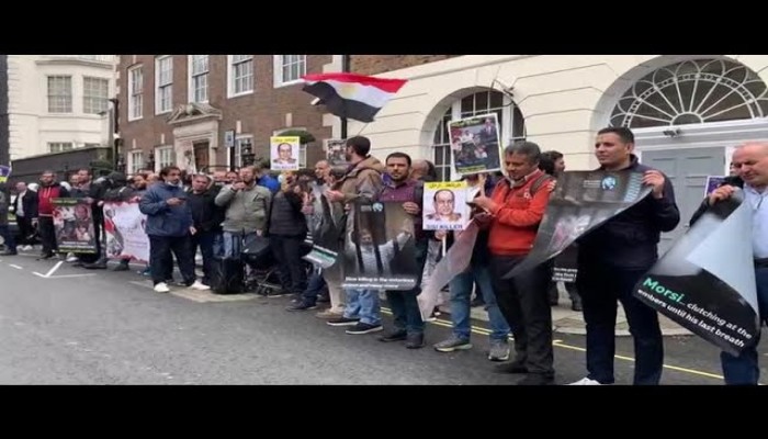 مناهضو الانقلاب يتظاهرون أمام السفارة المصرية في لندن للمطالبة بالإفراج عن المعتقلين