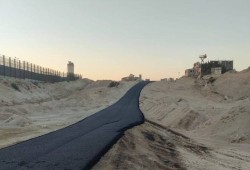 «أين السيادة المصرية».. الاحتلال يرصف طريقًا قرب الحدود المصرية