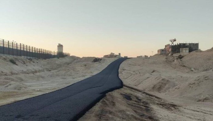 «أين السيادة المصرية».. الاحتلال يرصف طريقًا قرب الحدود المصرية