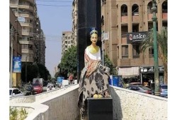 للمرة الثانية.. تمثال مشوه للملكة نفرتيتي يثير السخرية في المنيا