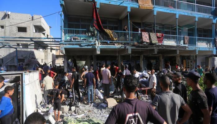 حكومة غزة تكشف مقتل موظفين بالأونروا في مجزرة النصيرات.. الاحتلال استهدف مدرسة بها 5 آلاف نازح