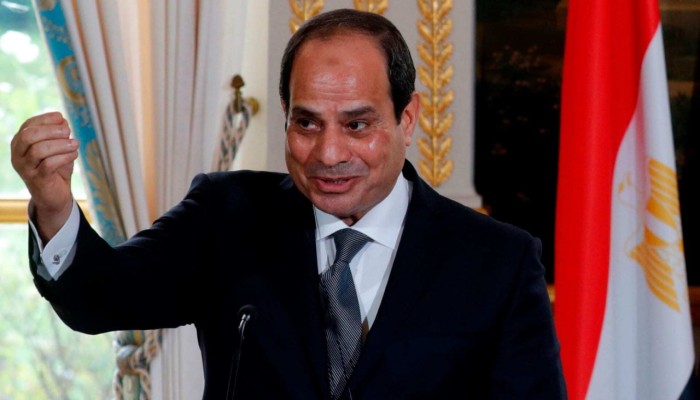 السيسي يتخلص من مستشاريه وينظف طريقه من أي عقبات تهدد حكمه