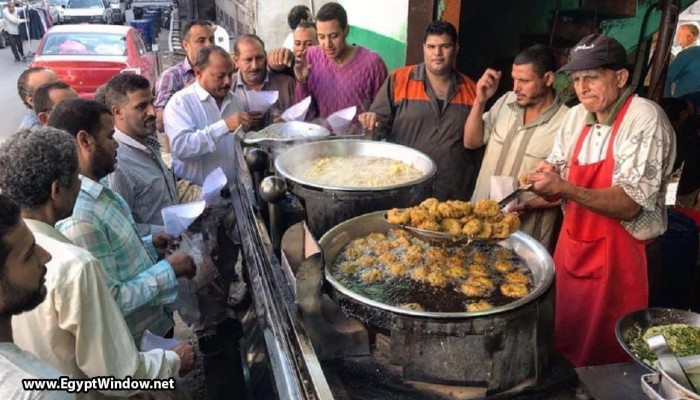 ساندويتش الفول والطعمية يقفز إلى 10 جنيهات إثر زيادة أسعار الغاز