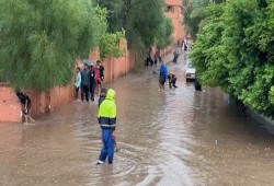 السيول تضرب مناطق جنوب شرق المغرب.. تتسبب في مصرع شخصين وفقدان 14 بانجراف حافلة وانهيار منازل
