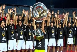بالفيديو.. سقوط درع الدوري المصري أثناء تسليمها للأهلي يثير الجدل