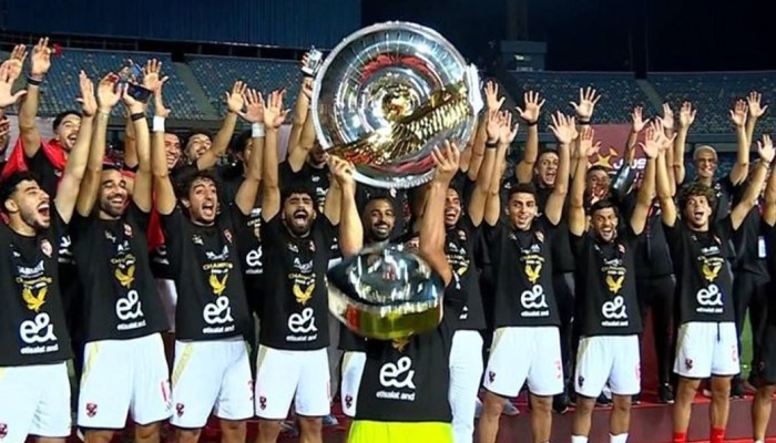بالفيديو.. سقوط درع الدوري المصري أثناء تسليمها للأهلي يثير الجدل