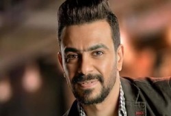 فنان يعتزل التمثيل هيغسل أطباق ويمسح أحذية