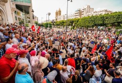 تونسيون يتظاهرون رفضاً لإنهاء رقابة المحكمة الإدارية على الانتخابات.. نددوا بسياسات قيس سعيد