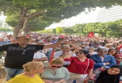 قيس سعيد يلاعب التونسيين .. وقفات مؤيدة أمام احتجاجات حاشدة مناهضة للمرة الثانية تجتاح الشوارع