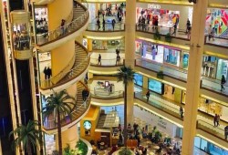 وفاة شابين بعد سقوطهما من أعلى مجمع تجاري ومصرع ثالث صعقا بالكهرباء