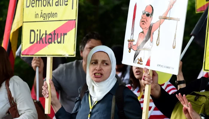 مصر تصعد حملتها على المدافعين عن حقوق الإنسان المنفيين
