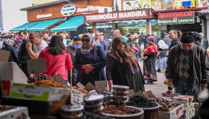 إصابة فلسطيني واختناق آخرين بالغاز السام خلال مواجهات مع الاحتلال بالضفة الغربية