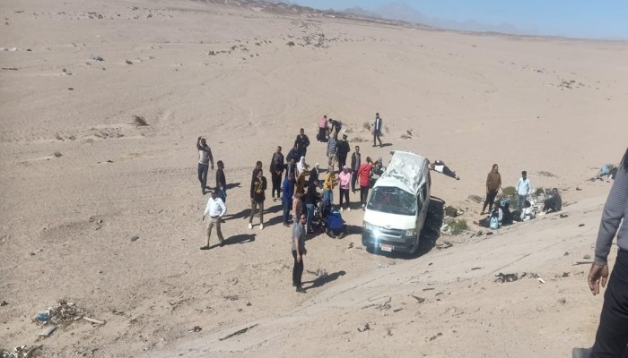 إصابة 14 شخصًا في انقلاب ميكروباص على طريق سوهاج - سفاجا