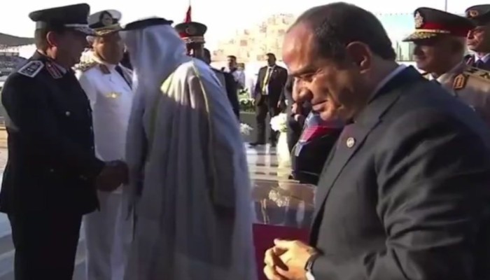 شاهد "خجل" السيسي أمام ابن زايد يثير جدلاً واسعاً في مواقع التواصل