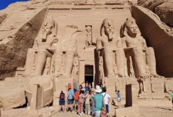 سائح إنجليزي يحاول دفن رفات والدته داخل معبد بأسوان