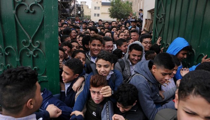 أزمة طلاب الإعدادية والثانوية في مصر: نقص حاد في الأماكن الدراسية وعجز المدرسين يهدد التعليم