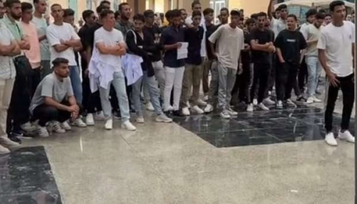 احتجاجات عارمة في جامعة الجلالة بعد وفاة 12 طالباً في حادث انقلاب أتوبيس (فيديو)