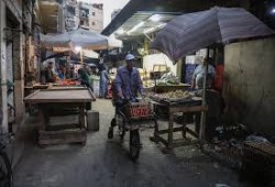 بلومبيرج: ارتفاع التضخم المفاجئ في مصر قد يدفع خفض أسعار الفائدة إلى 2025
