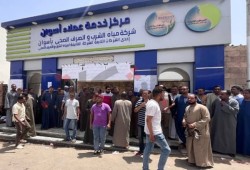 شاهد..أمن السيسي  يرد على احتجاج أهالي أسوان على ستثناء أبنائهم من التعيين بشركة المياة بقنابل الغاز