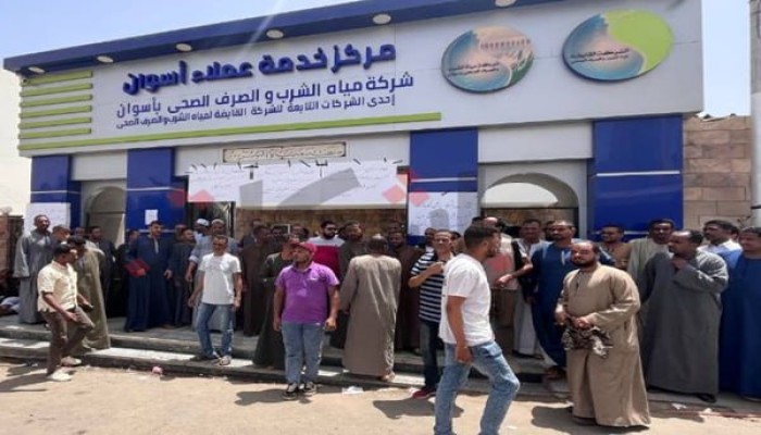 شاهد..أمن السيسي  يرد على احتجاج أهالي أسوان على ستثناء أبنائهم من التعيين بشركة المياة بقنابل الغاز