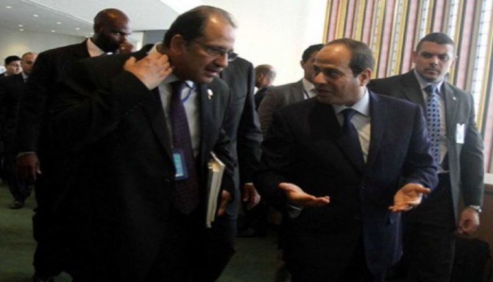 مراقبون: إقالة عباس كامل لا تتم دون ضوء أخضر من قادة الثورة المضادة