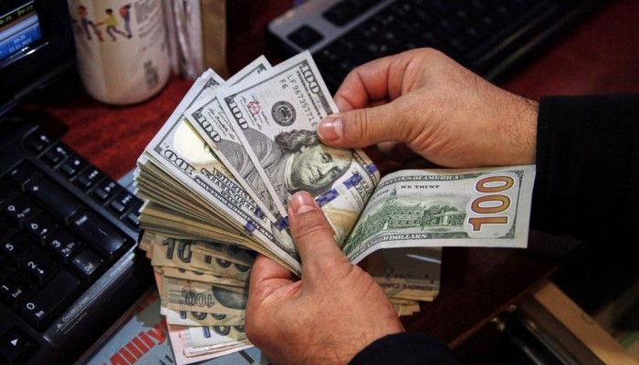 استقرار سعر الدولار في مصر: وهم الاستقرار وسط أزمة اقتصادية خانقة