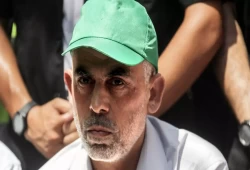 ميدل إيست آي: يحيى السنوار مات وهو يقاتل إسرائيل… وموته لن يهزم حماس