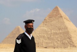 فصل أمين شرطة بعد مشادة مع سائح يحمل العلم الإسرائيلي أمام الأهرامات!!!