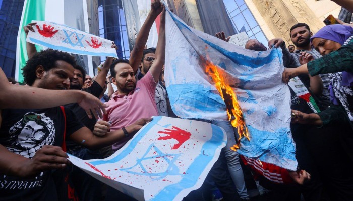 بعد عام من الاعتقالات: حقوقيون يطالبون بالإفراج عن المتظاهرين المتضامنين مع فلسطين في مصر