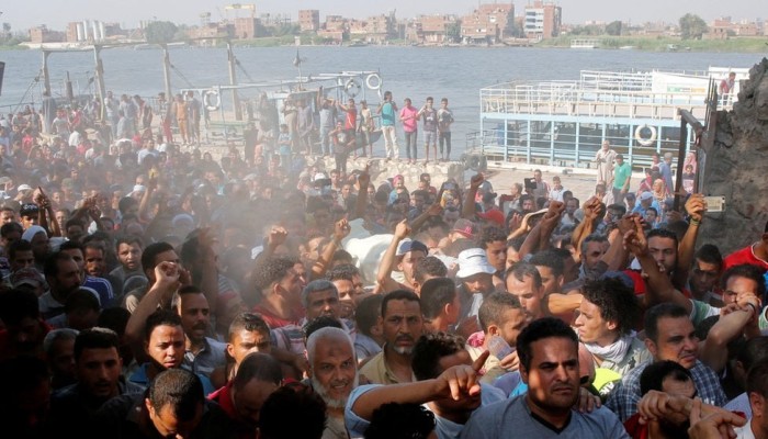 قوات الأمن في الوراق تزيل صور تضامنية للسنوار.. والأهالي يواجهونهم بجرأة (فيديو)