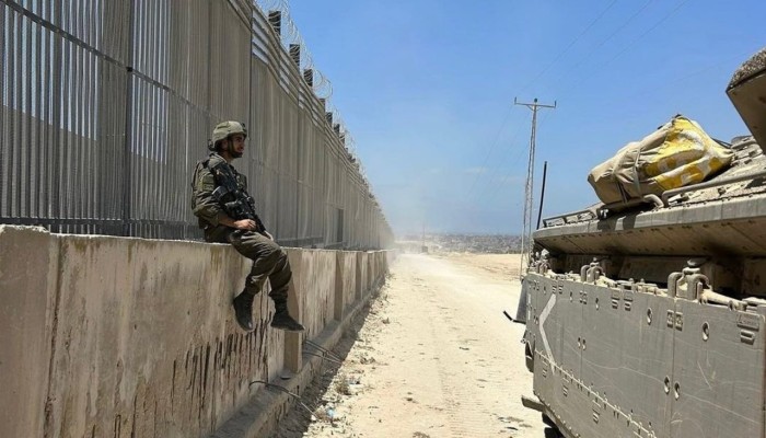 صمت السيسي تردد أم خيانة؟.. صحيفة عبرية تُسلط الضوء على تحركات إسرائيلية على حدود مصر