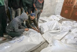 إسرائيل تقتل 38 فلسطينيًا في خان يونس وتقتحم مستشفى شمال غزة، بحسب مسعفين