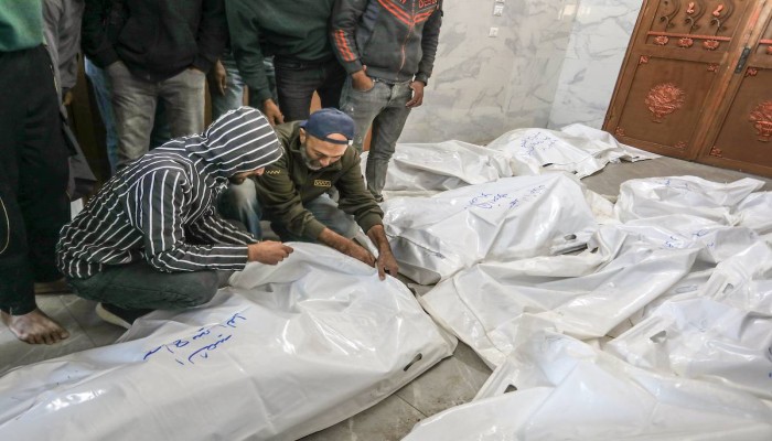 إسرائيل تقتل 38 فلسطينيًا في خان يونس وتقتحم مستشفى شمال غزة، بحسب مسعفين