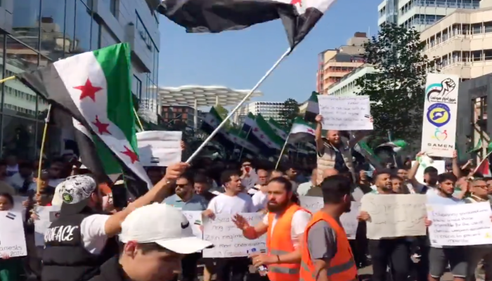 مئات السوريين يحتجون في هولندا ضد قرار إعلان أجزاء من سوريا "آمنة"