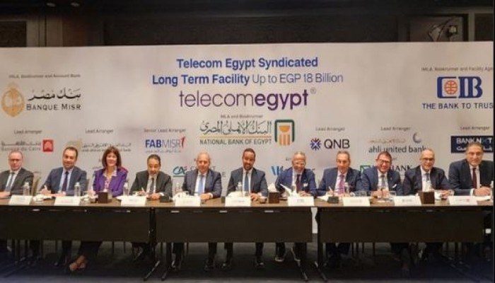 رغم إعلاناتها المليونية..شركة "وي" تحصل على قرض 18 مليار جنيه من 13 بنكا