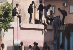موجة استياء واسعة بعد تداول فيديو لمديرة مدرسة تعاقب طلاباً بحذائها