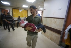 أطفال مصابون بـ "رصاصة واحدة في الرأس": جراح أميركي يروي تجربة مروعة في غزة