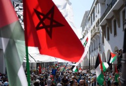 من يسمح ليس منا .. مغاربة يحتجون على رسو سفينة الأسلحة الصهيونية بطنجة