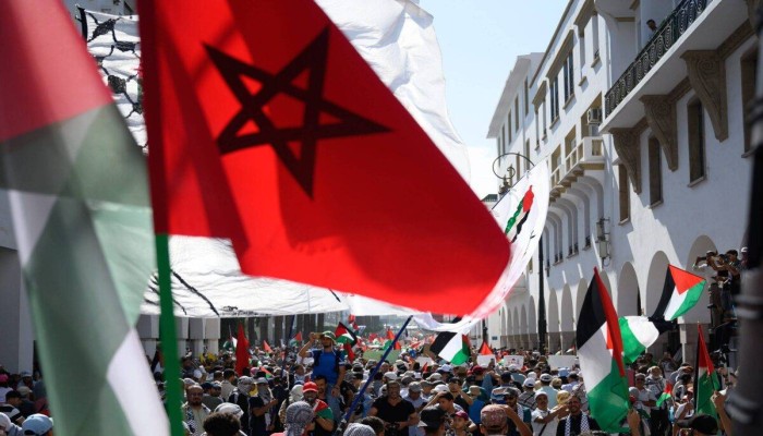 من يسمح ليس منا .. مغاربة يحتجون على رسو سفينة الأسلحة الصهيونية بطنجة