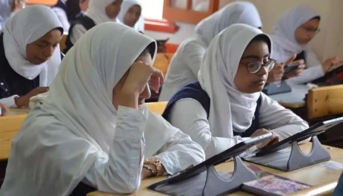 وعود زائفة: وزارة التعليم تلزم الطلاب بإعادة التابلت بعد وعد سابق بمنحه لهم