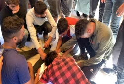 دماء مختلطة بالدقيق.. الاحتلال يقتل فلسطينيين ينقبون عن الطعام بغزة