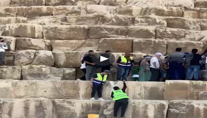 تداول "فيديو" تكسير بالهرم بأجنة وشاكوش .. وسياحة الانقلاب: مواد بناء غير أثرية؟!