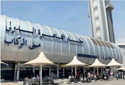 رشاوى وتأخر رحلات .. تعليقات الأجانب بـ"مطار القاهرة" على (إكس): شكاوى من سوء الخدمة!