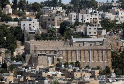 بقيادة ابن غفير - مستوطنون صهاينة بقيادة المتطرف بن غفير يقتحمون الحرم الإبراهيمي في الخليل إحياءً لعيد يهودي