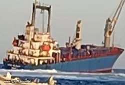 غرق جزئي لسفينة بضائع وتسرب الوقود بالبحر الأحمر