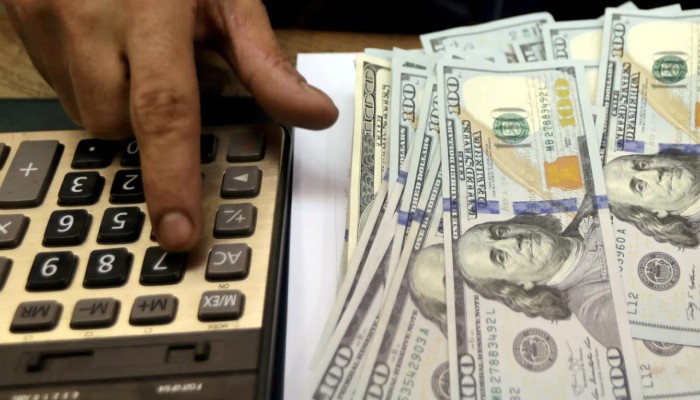 بعد ارتفاعه بالسوق السوداء لـ51 جنيها...الدولار يرتفع أمام الجنيه في البنوك إلى  49.75 جنيه