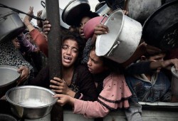 مسؤول بالأمم المتحدة: النساء والأطفال في غزة يبحثون عن الطعام في أكوام القمامة