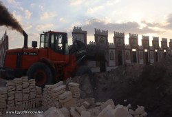 شاهد...لودر السيسي يزيل مقابر العبور ..وغضب من تناثر الأشلاء والأكفان على الطريق