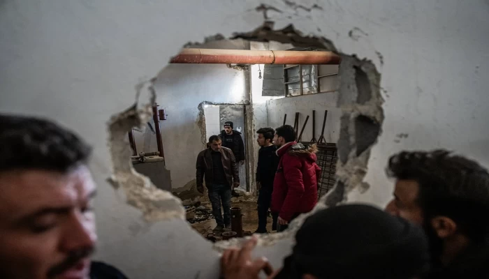 نيويورك تايمز: حشود تتزاحم على سجن صيدنايا في سوريا للبحث عن الأقارب والأصدقاء
